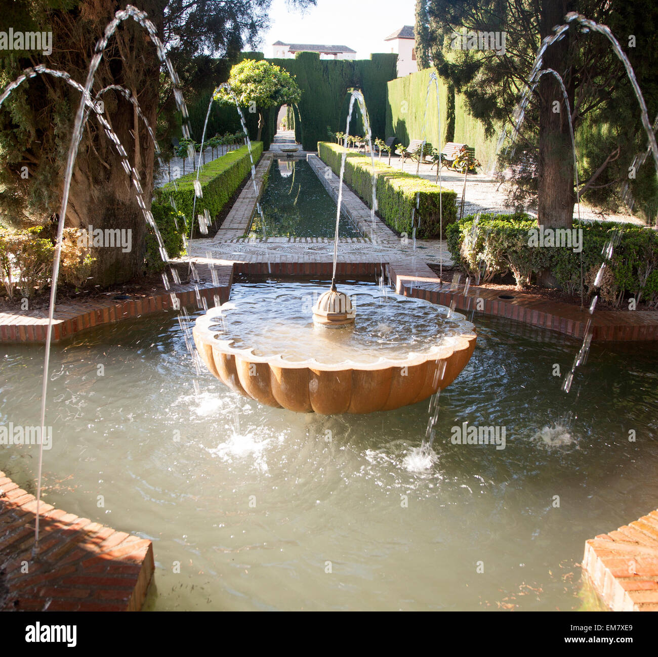 Fuentes de agua, baje los jardines del palacio del generalife, La Alhambra, Granada, España Foto de stock