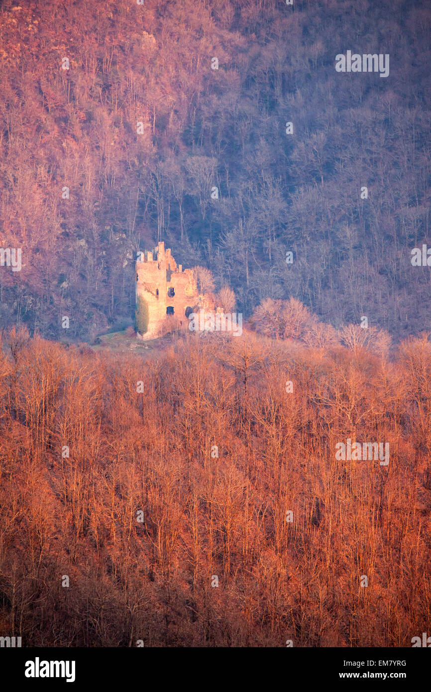 Chateau de Roumegous en el departamento francés de Aveyron al atardecer Foto de stock