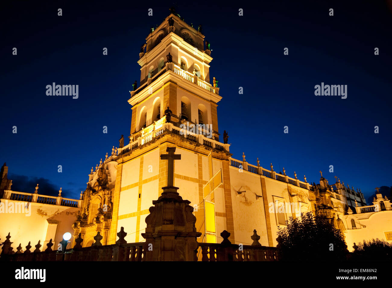 Catedral Metropolitana en la noche, Sucre, departamento de Chuquisaca, Bolivia Foto de stock