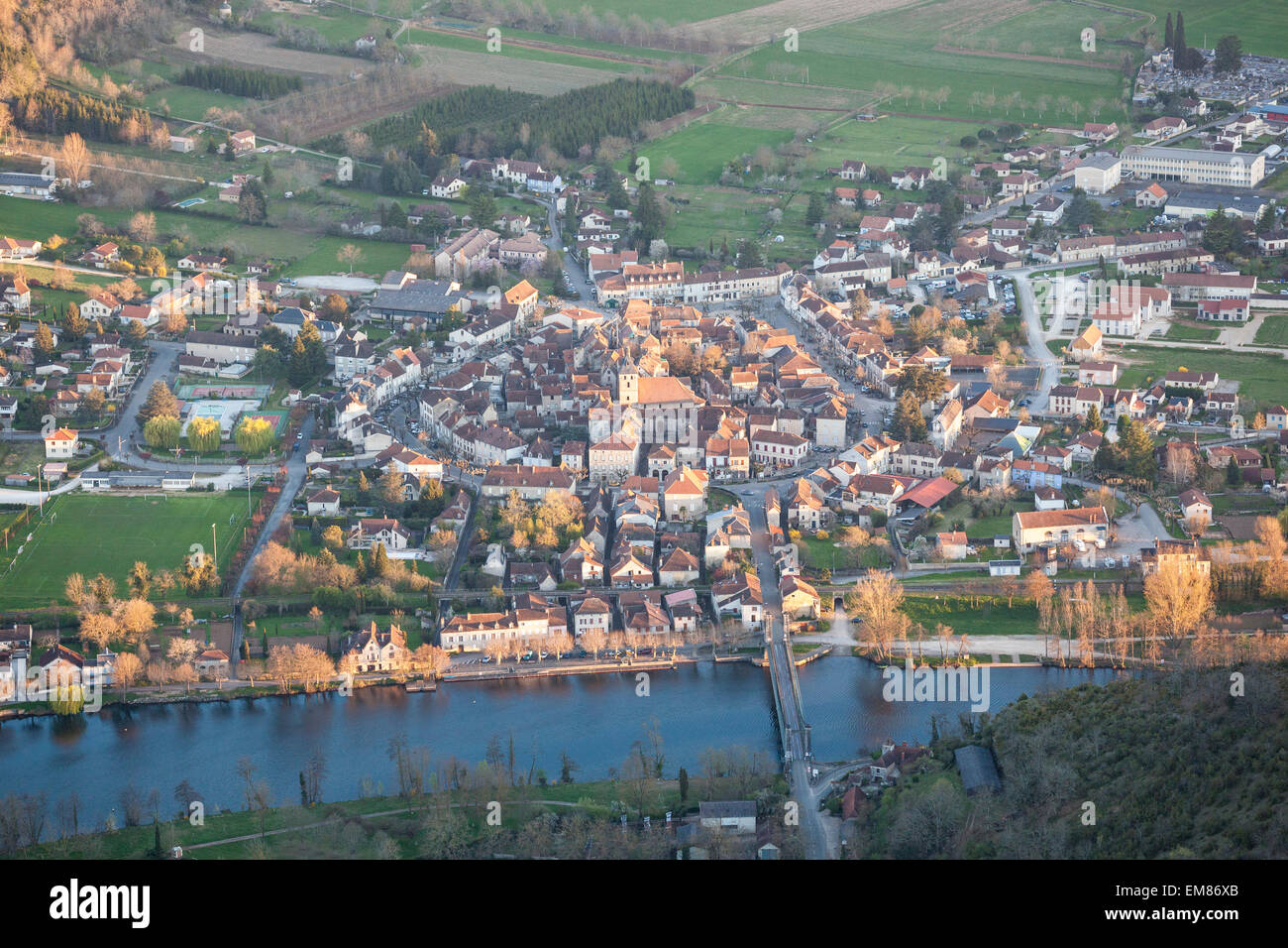 Vista aérea de la ciudad de Cajarc el departamento francés Lot Foto de stock