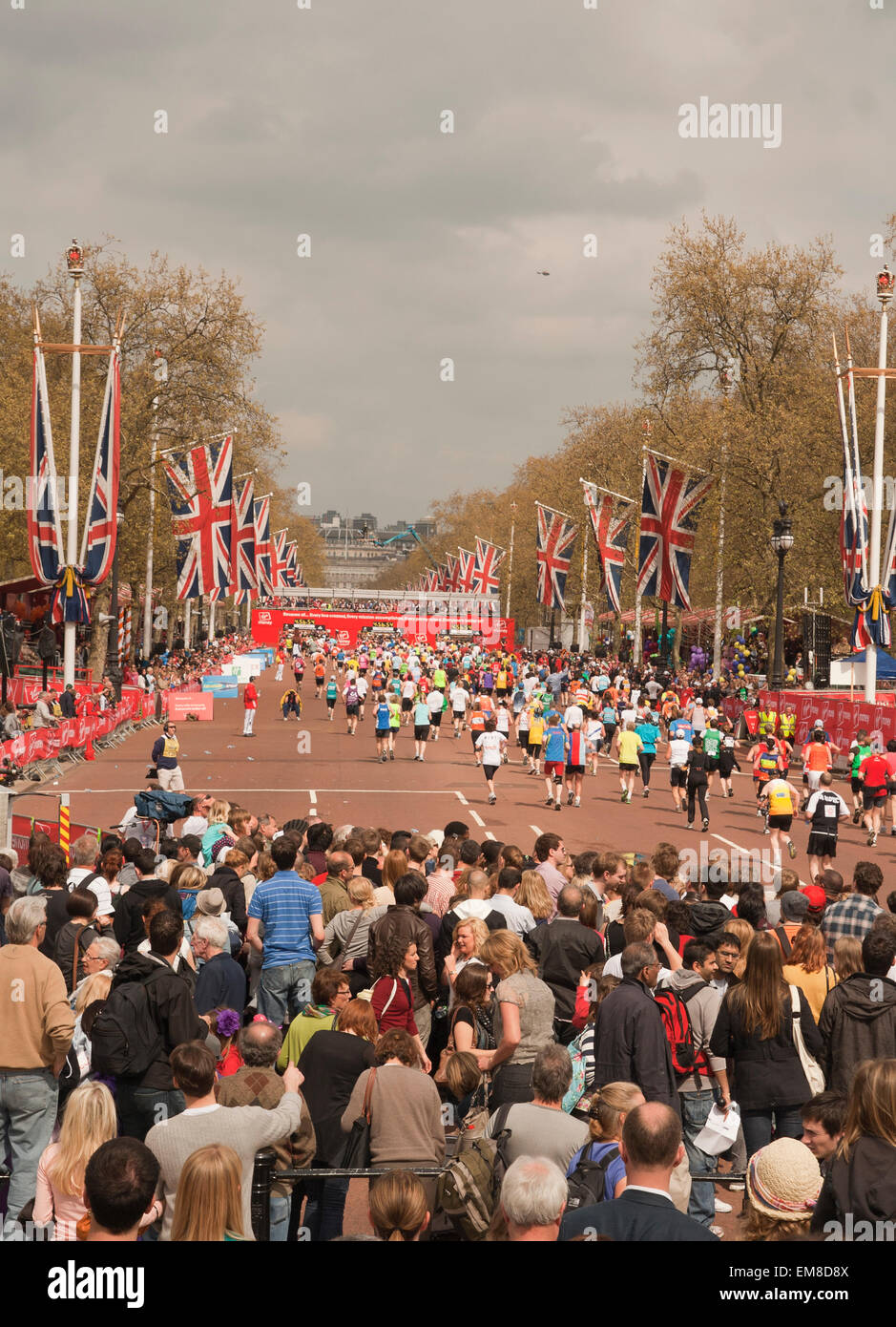 Corredores de maratón acercarse a la línea de meta en forma de jaula, caminar durante el Maratón de Londres. Foto de stock