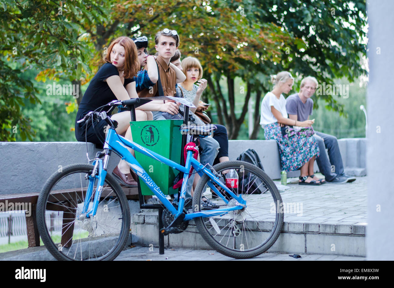Muy bueno e interesante los adolescentes están buscando emplazamiento detrás de una bicicleta Foto de stock