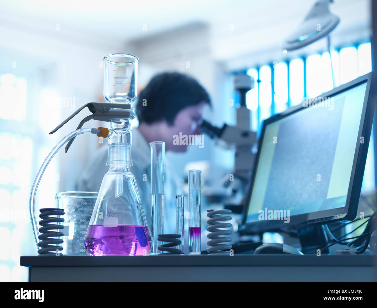 Trabajo metalúrgico en laboratorio con productos químicos en primer plano Foto de stock