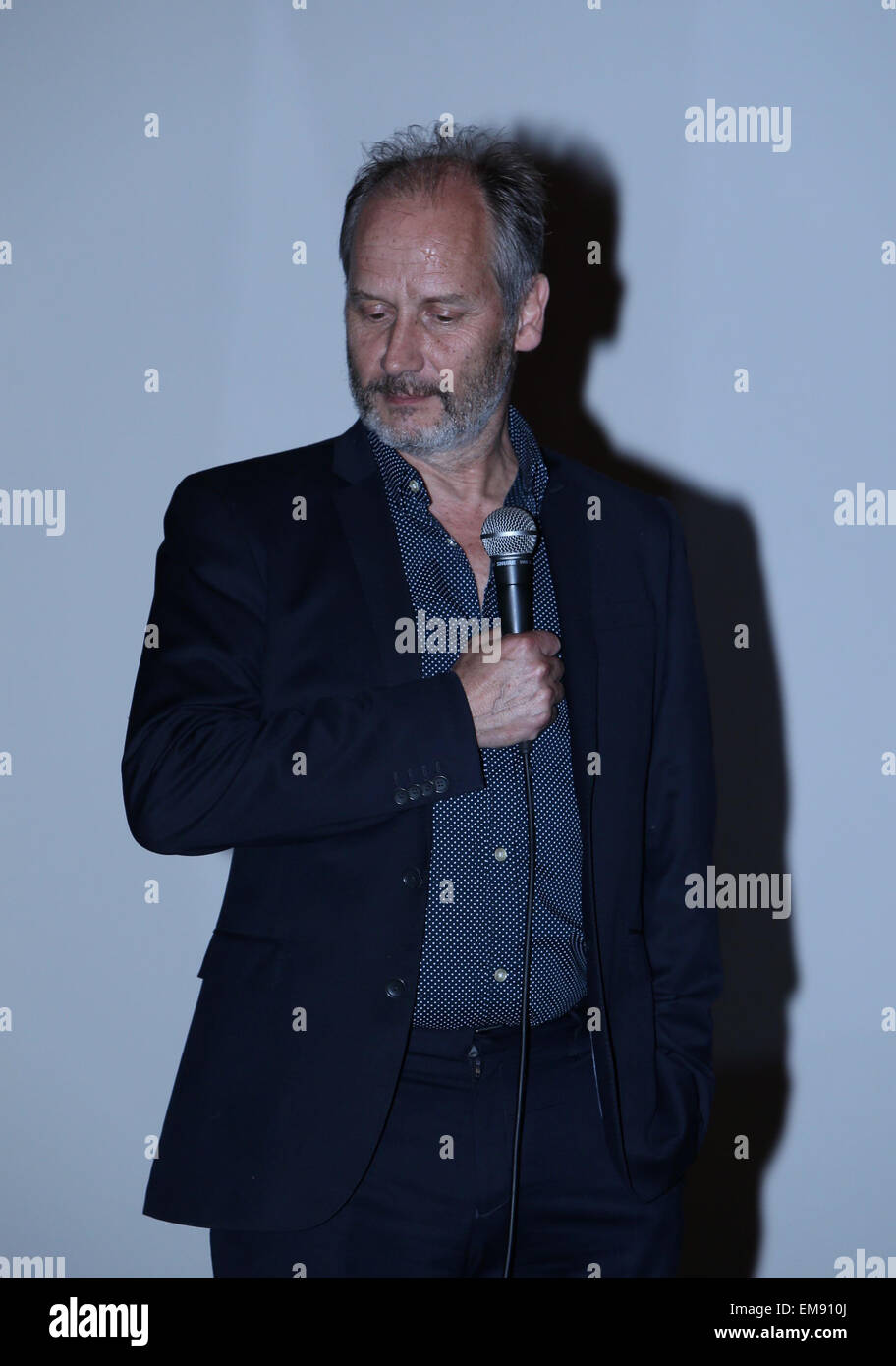 Beijing, China. 17 abr, 2015. El director francés Hippolyte Girardot asiste a la inauguración del panorama del cine francés de la quinta edición del Festival Internacional de Cine de Beijing BJIFF) en Beijing, capital de China, 17 de abril de 2015. Diez películas francesas se proyectarán durante el panorama, de que la película de apertura es "Aimer Boire et punteiro'. Crédito: Gao Jing/Xinhua/Alamy Live News Foto de stock