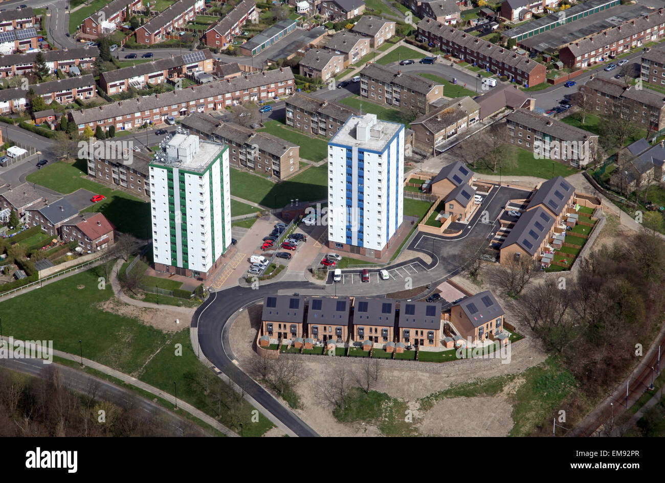 Vista aérea de un bloque de apartamentos y viviendas nuevas y existentes, Yorkshire, Reino Unido Foto de stock