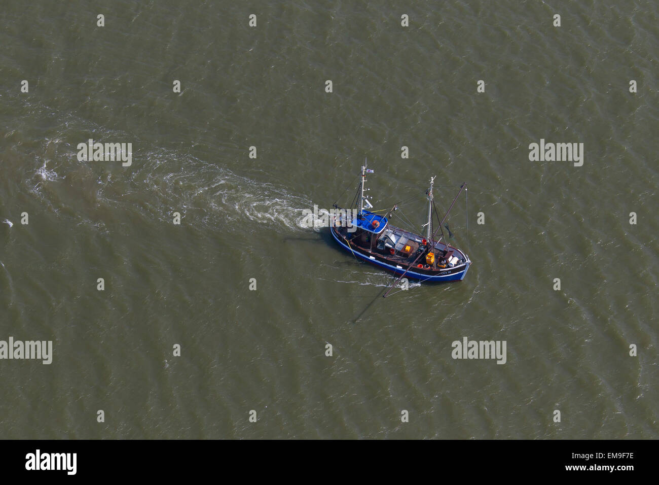 Vista de pájaro del camarón azul barco arrastrero la pesca de camarones en el mar Foto de stock