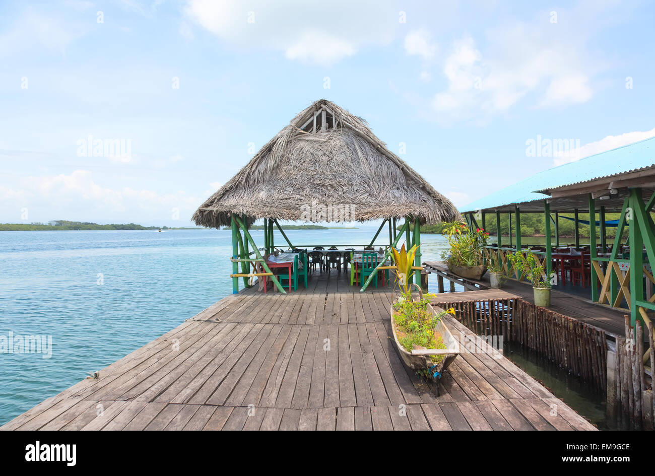 Bar tropical en los zancos con techo de paja, el archipiélago de Bocas del Toro, Panamá Foto de stock