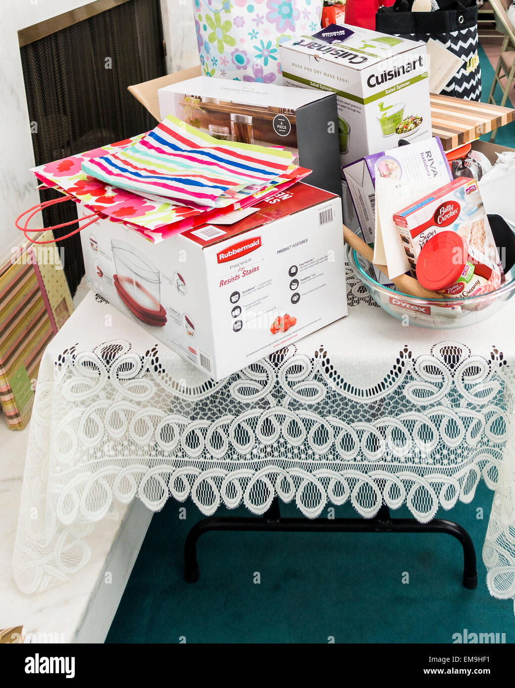 Abrir regalos a novios ducha, aparece en una mesa recubierta de encaje. Foto de stock