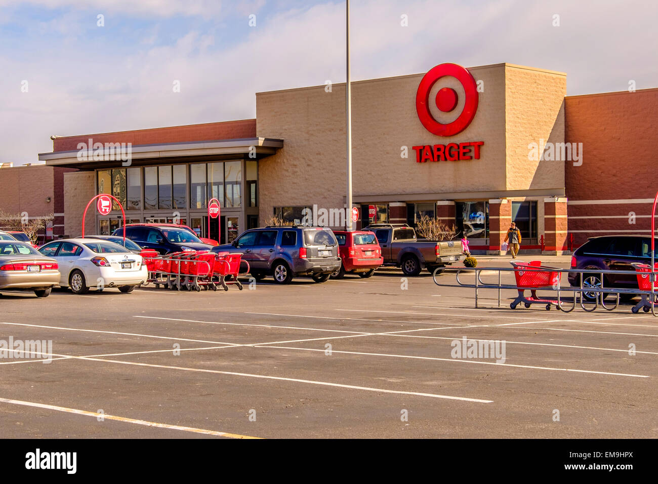 Target, una cadena de almacenes de descuento en Oklahoma City, Oklahoma, Estados Unidos. Disparo exterior mostrando edificio y aparcamiento. Foto de stock