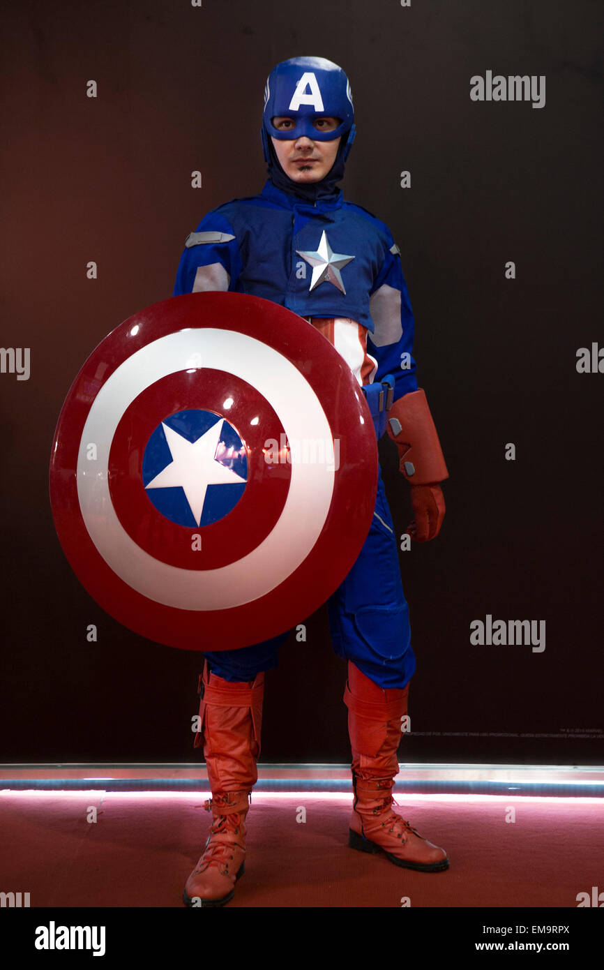 Buenos Aires, Argentina. 17 abr, 2015. Un niño vestido como el personaje de comic 'Capitán América' posa durante la Convención de Comics y Cultura Pop Argentina Buenos Aires, Argentina. 17 abr, 2015. Un niño vestido como el personaje de comic 'Capitán América' posa durante la Convención de Comics y Cultura Pop Argentina