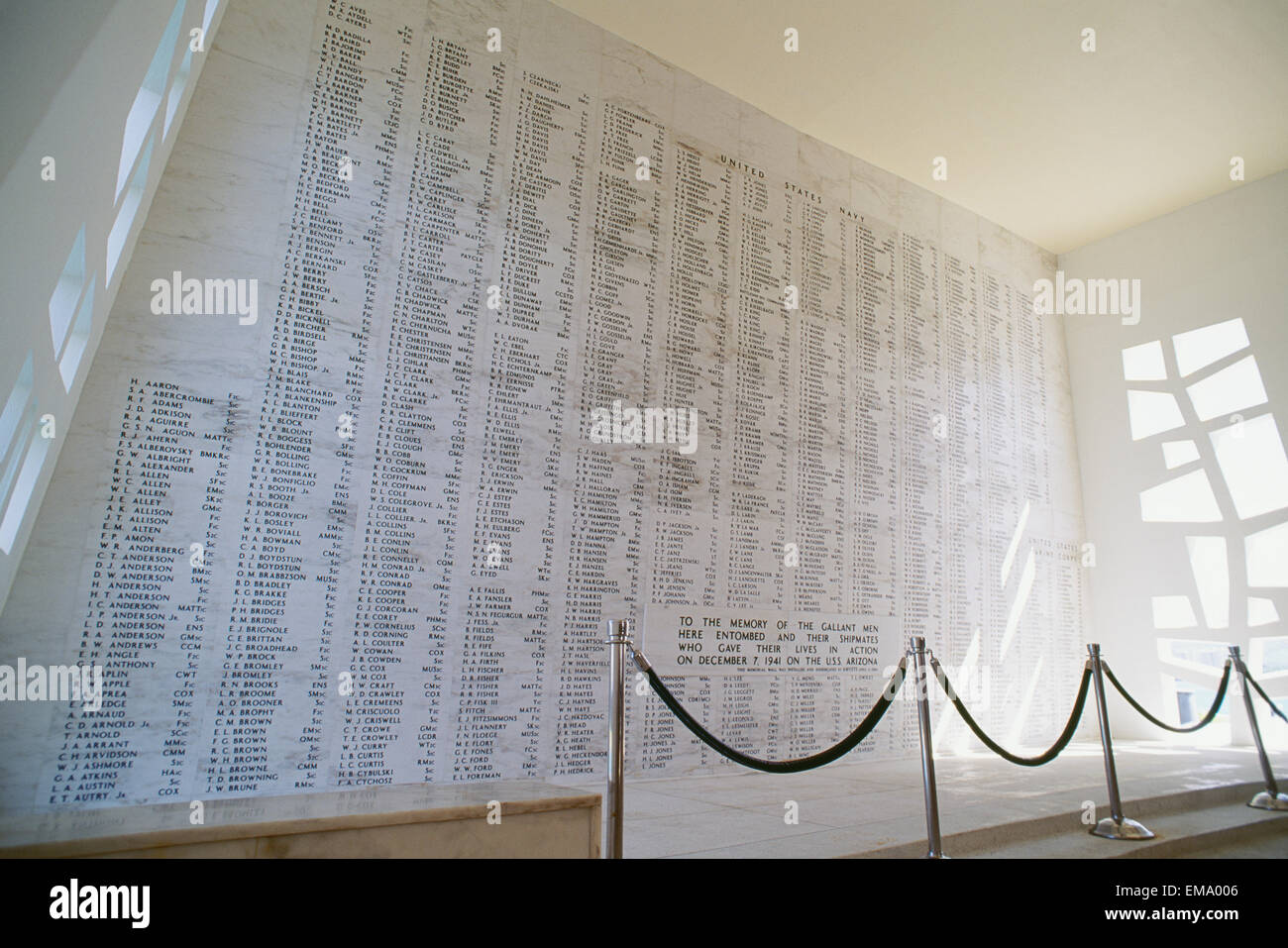 Hawaii, Oahu, Pearl Harbor, en el Arizona Memorial, en pared con los nombres de todos los fallecidos. Foto de stock