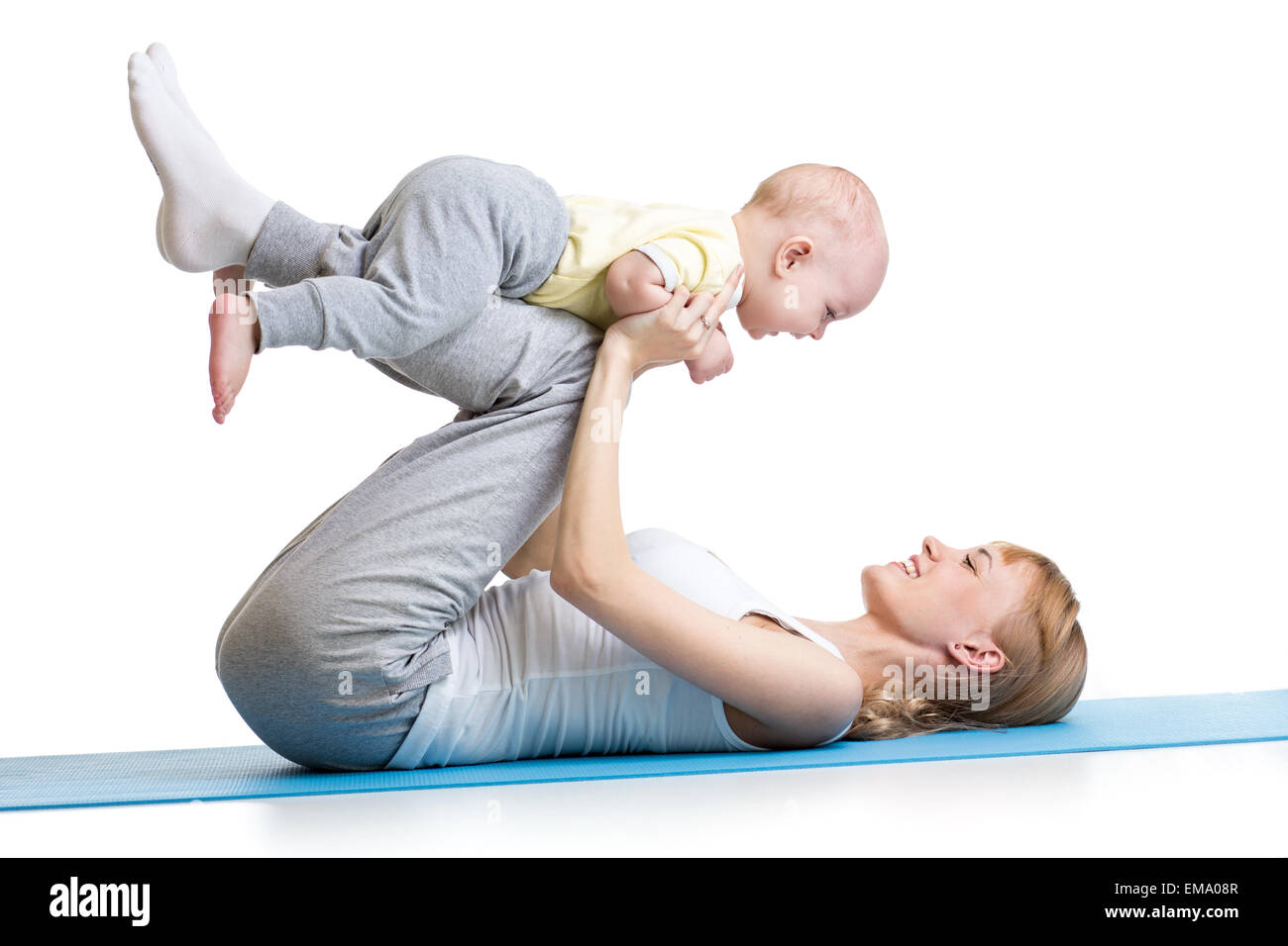 Joven, divertirse con su bebé haciendo ejercicios físicos Foto de stock