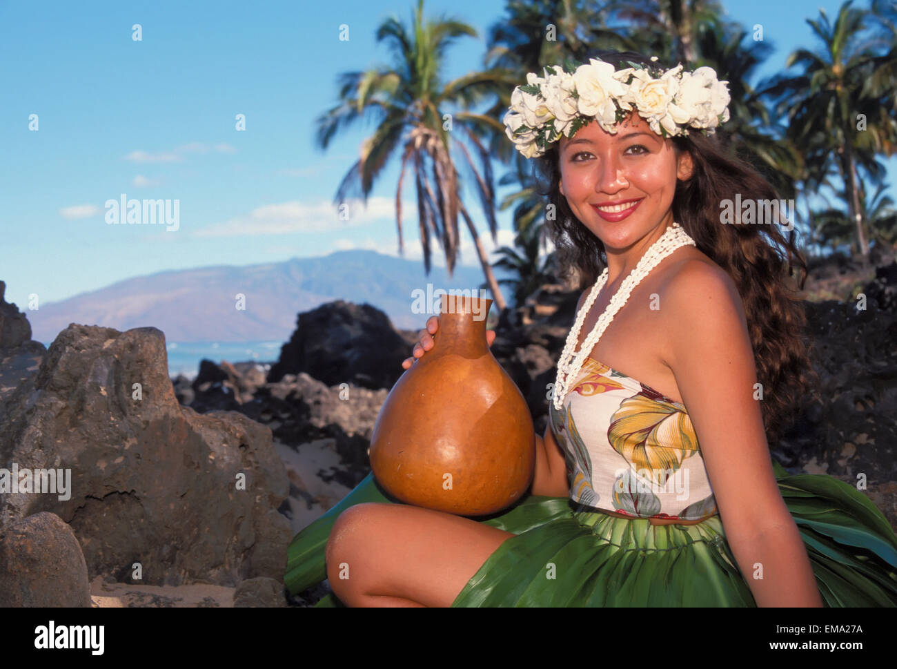 Hawaiian necklace fotografías e imágenes de alta resolución - Alamy