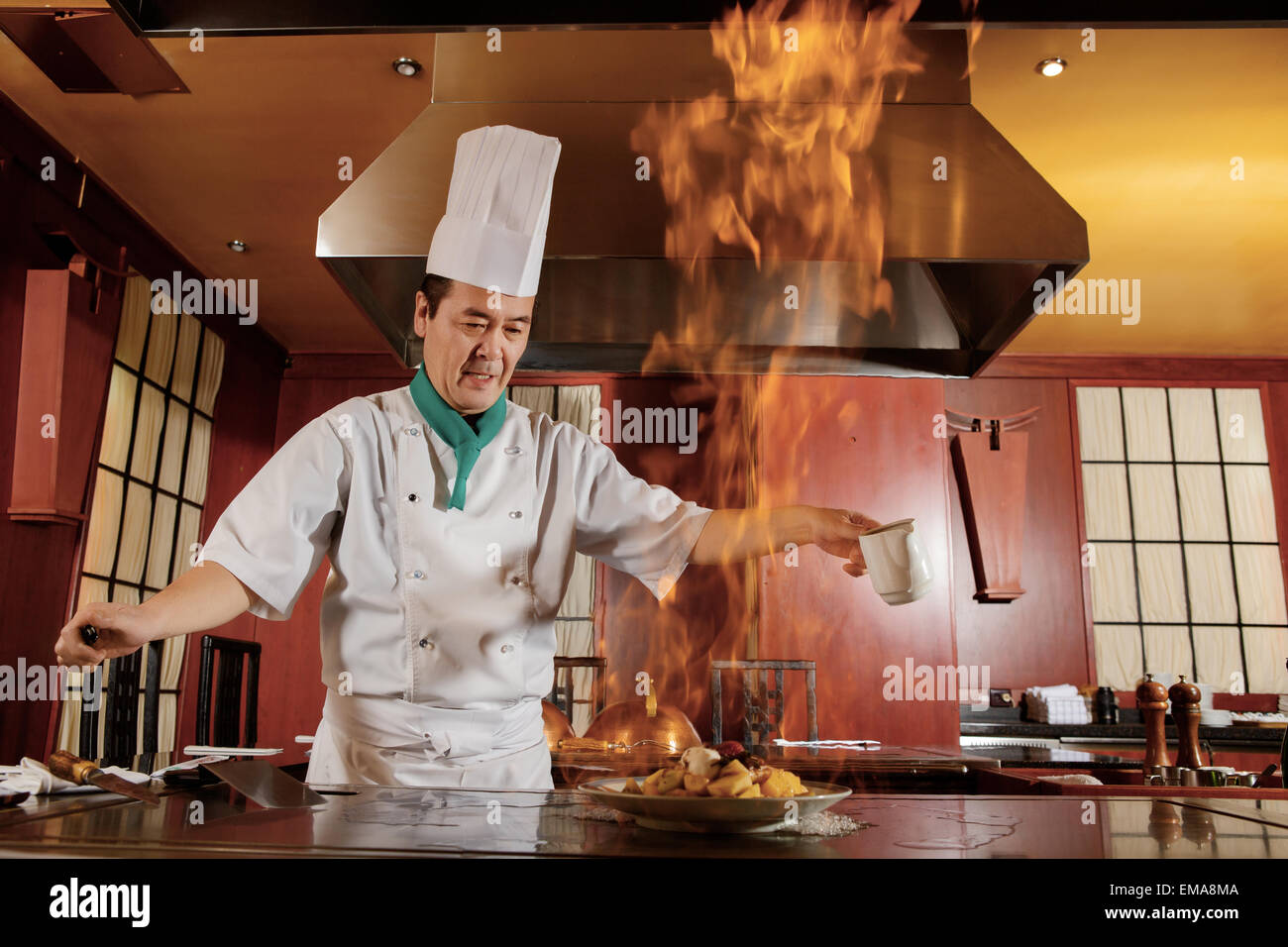 Chef chino la cocción de los alimentos en la parrilla en un restaurante  chino en Roma Italia Fotografía de stock - Alamy