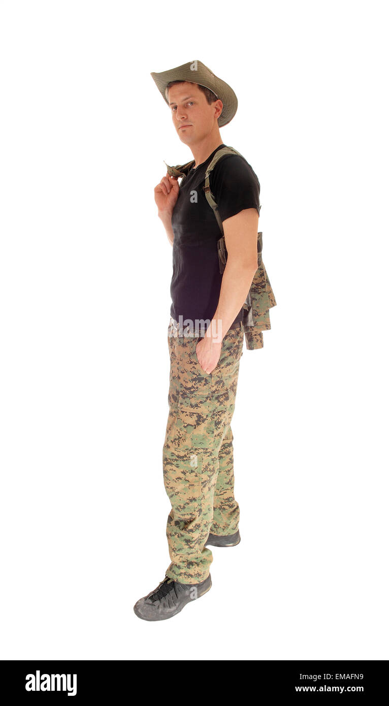Un soldado pantalones de camuflaje y negra y sombrero de pie relajado, aislado en fondo blanco Fotografía de stock Alamy