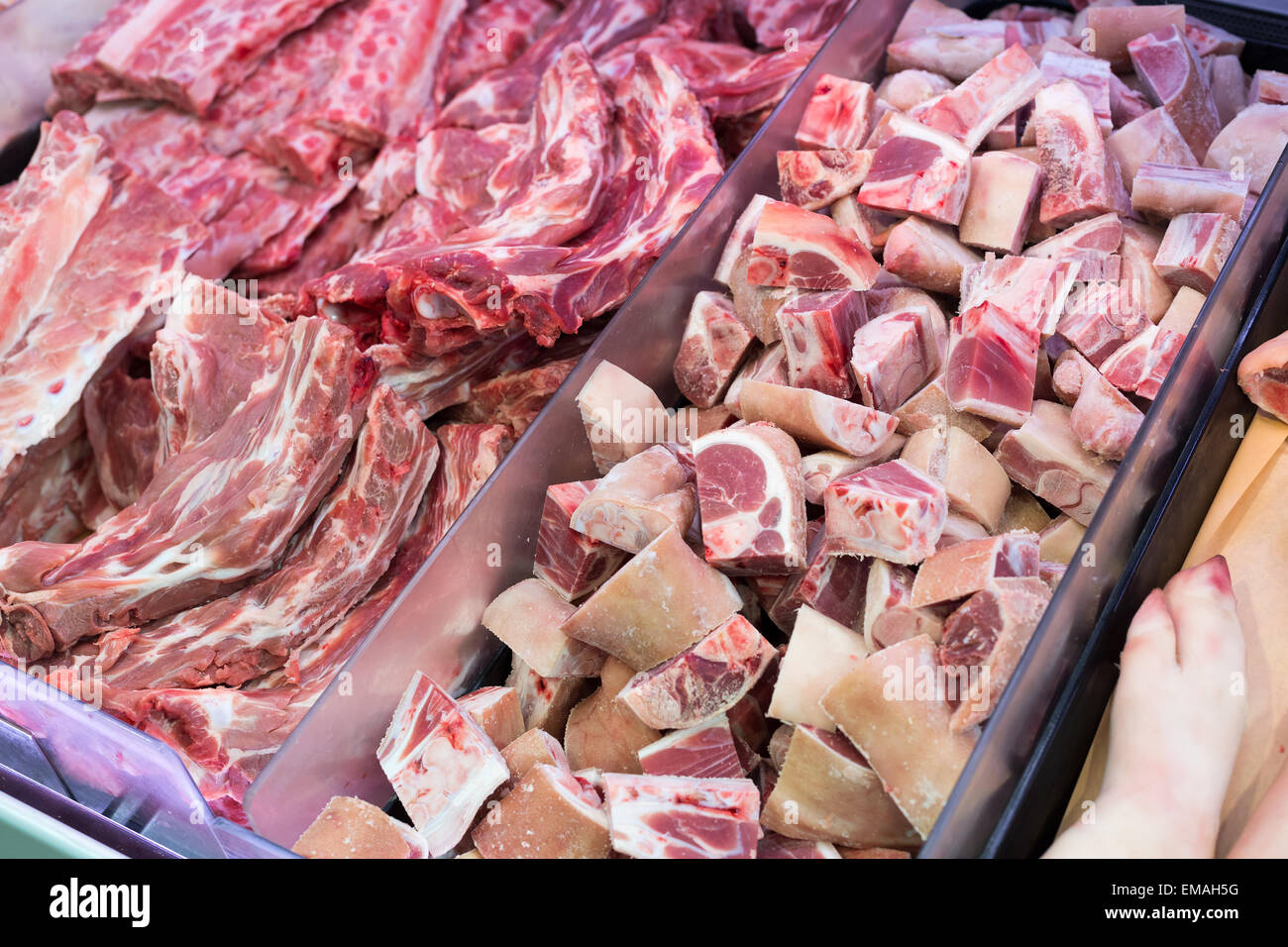 Costillas de cerdo en la carnicería Foto de stock