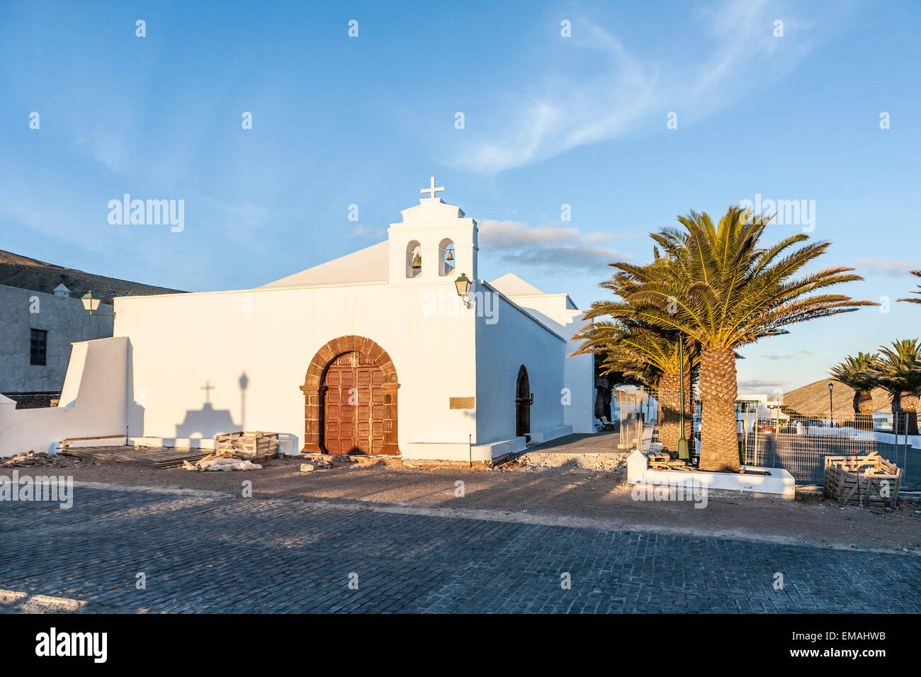 Iglesia en el pequeño pueblo de Femes en horas de la tarde Foto de stock