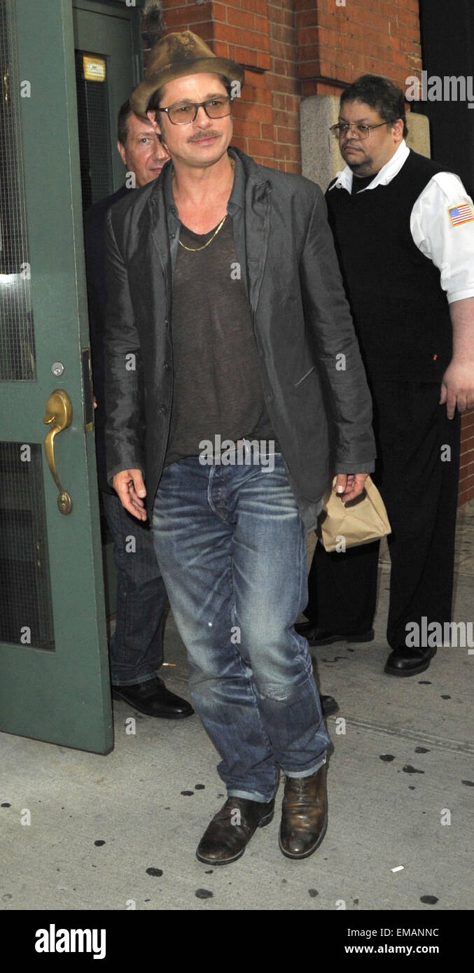 Brad Pitt en la de Nueva York vistiendo un sombrero y gafas con: Brad Pitt Manhattan, Nueva York, Estados Unidos cuando: 14 de octubre de Fotografía de stock -