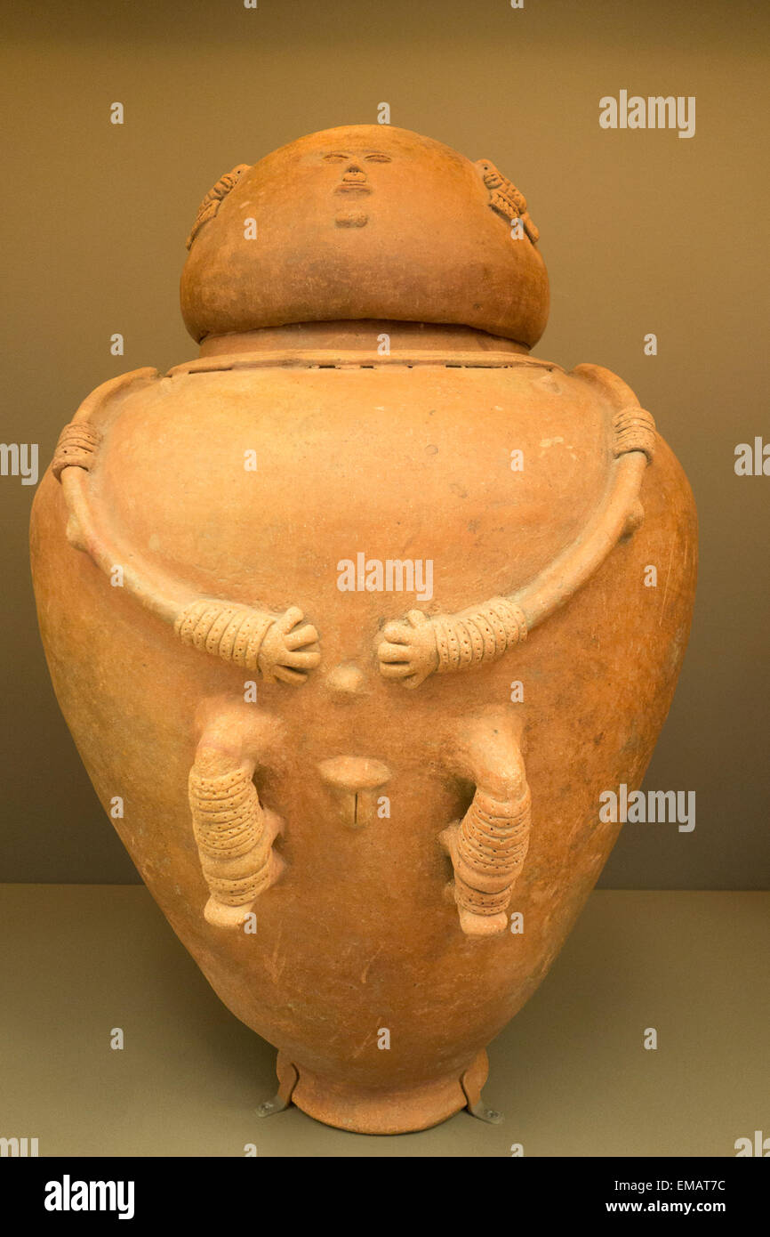 Sepultura de la urna en la forma de una figura femenina de Chimila Tairona, Colombia, Sur América, 500-1500 AD; en LACMA , Los Angeles, CA Foto de stock