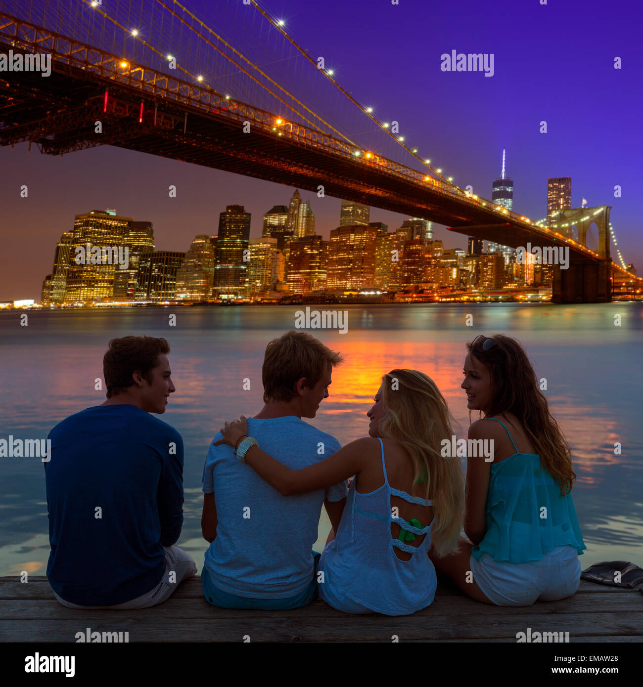 Grupo de Amigos vista trasera al atardecer feliz en Nueva York Manhattan divertido  montaje fotográfico Fotografía de stock - Alamy