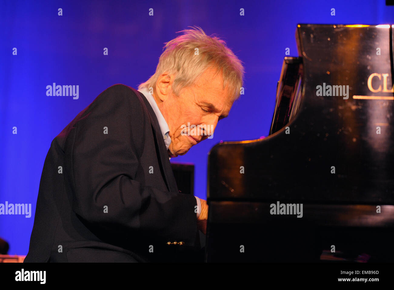 Autor, compositor, cantante y pianista Burt Bacharach en concierto en el piano. Foto de stock