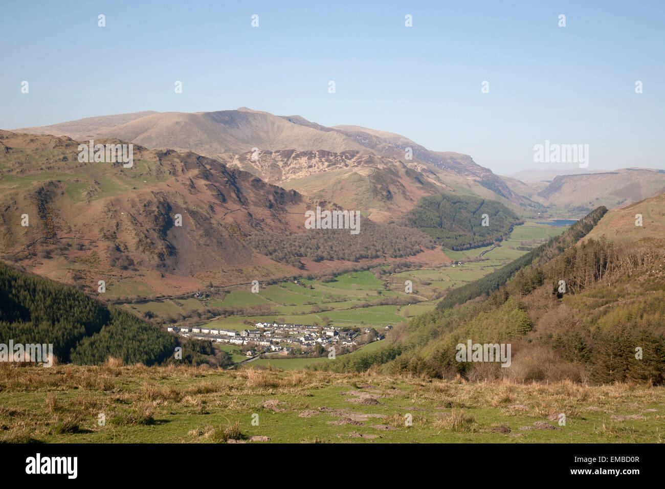 La aldea de Abergynolwyn en Snowdonia, al norte de Gales, con Cader Idris en el fondo. Foto de stock