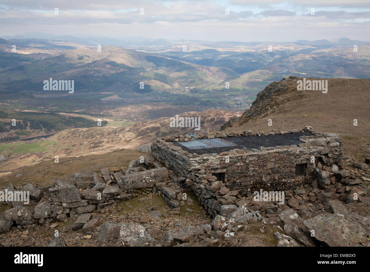 Bothy de piedra en la cima de Cader Idris, Snowdonia, al norte de Gales. Foto de stock
