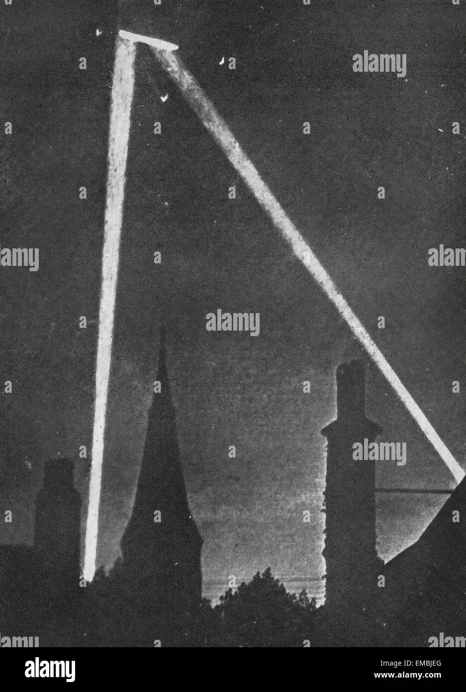 La noche Raider - un asalto Zeppelin atrapados en proyectores para cañones antiaéreos durante la I Guerra Mundial Foto de stock