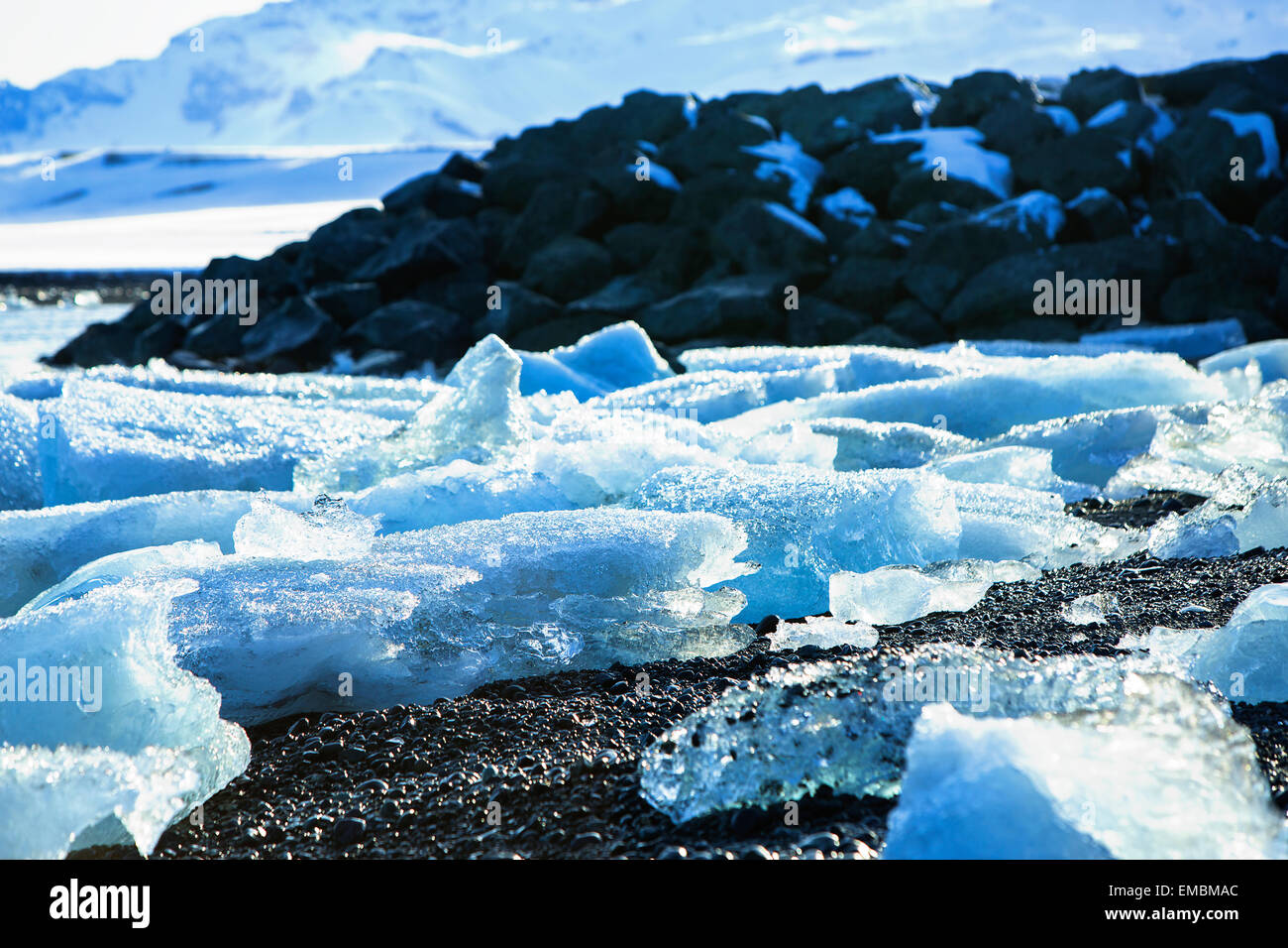 Témpanos de hielo azul en la Laguna glaciar Jokulsarlon Foto de stock