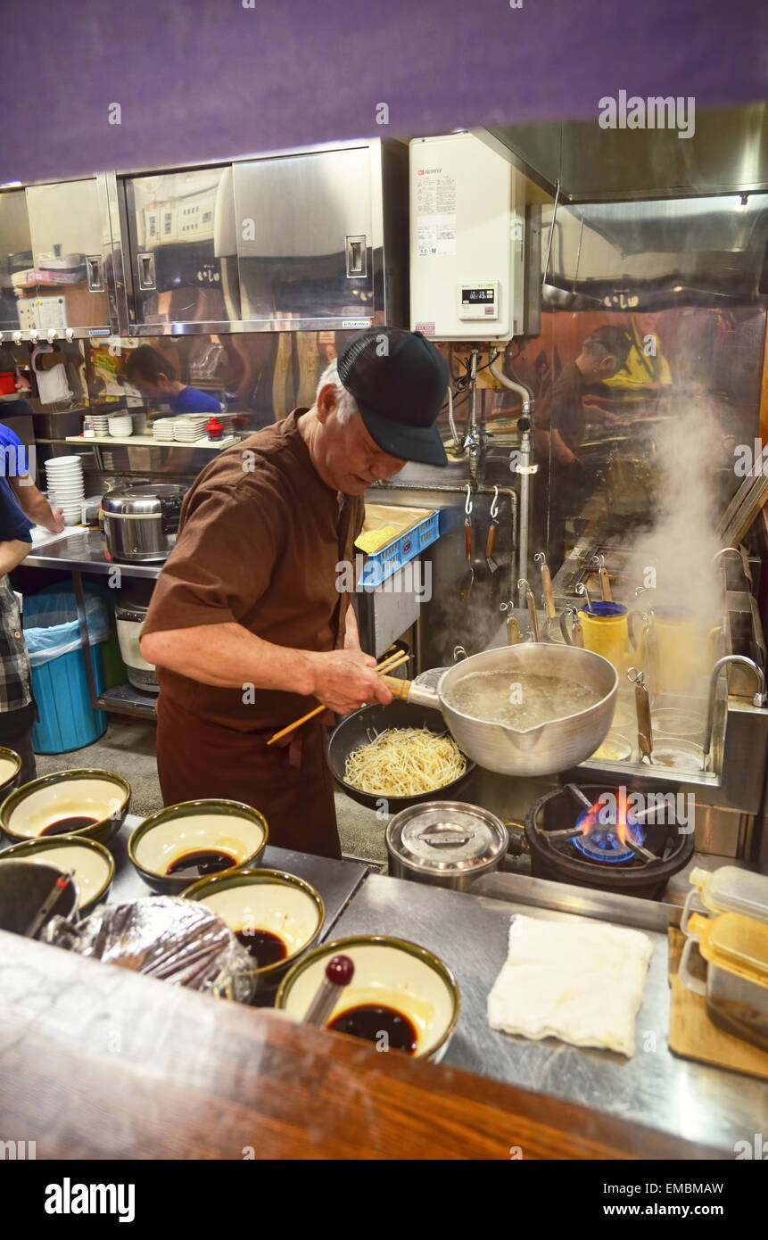 El Chef está cocinando para tazones de ramen en Asahikawa Ramen Village  Fotografía de stock - Alamy