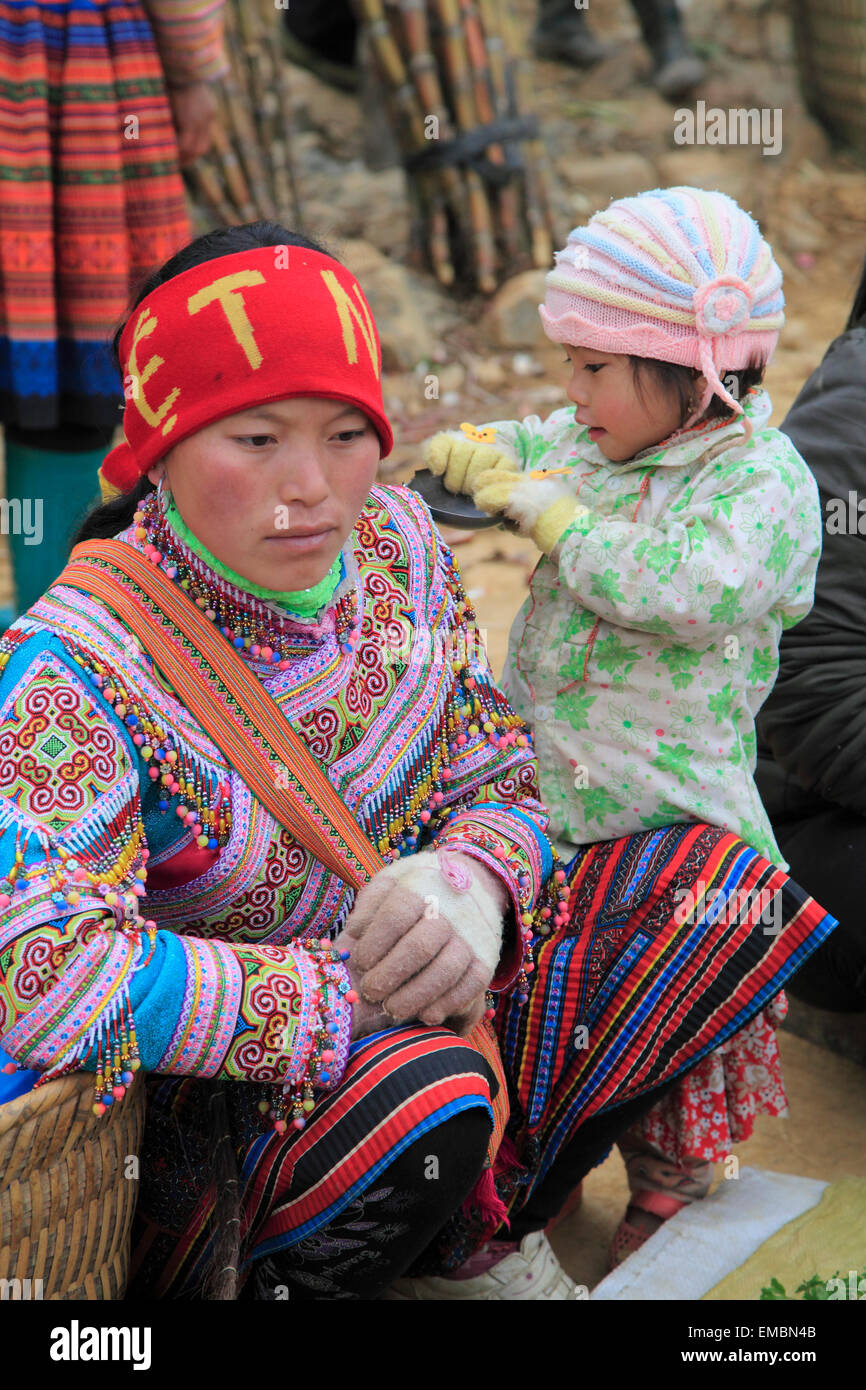 Vietnam, provincia de Lao Cai, Cau, mercado, tribu de la colina, la madre y el niño, Foto de stock