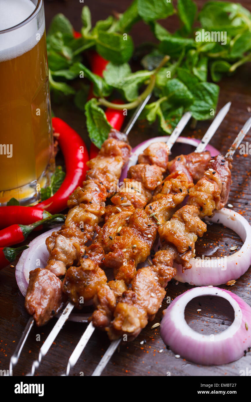 Comida china, cordero asado y cerveza Fotografía de stock - Alamy