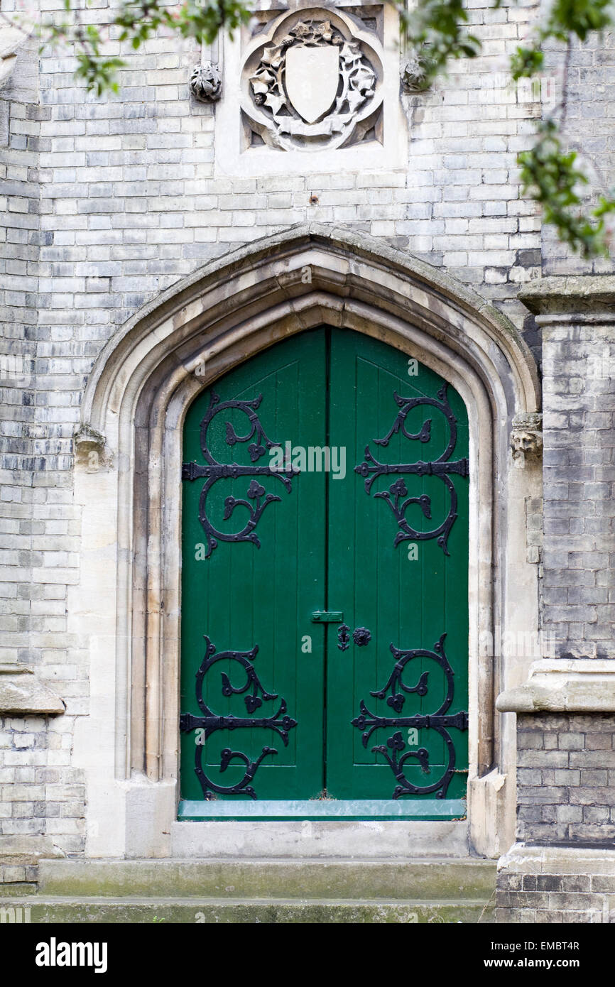 La puerta de la iglesia de madera decorada en puertas y pasamanos de hierro  fundido Fotografía de stock - Alamy