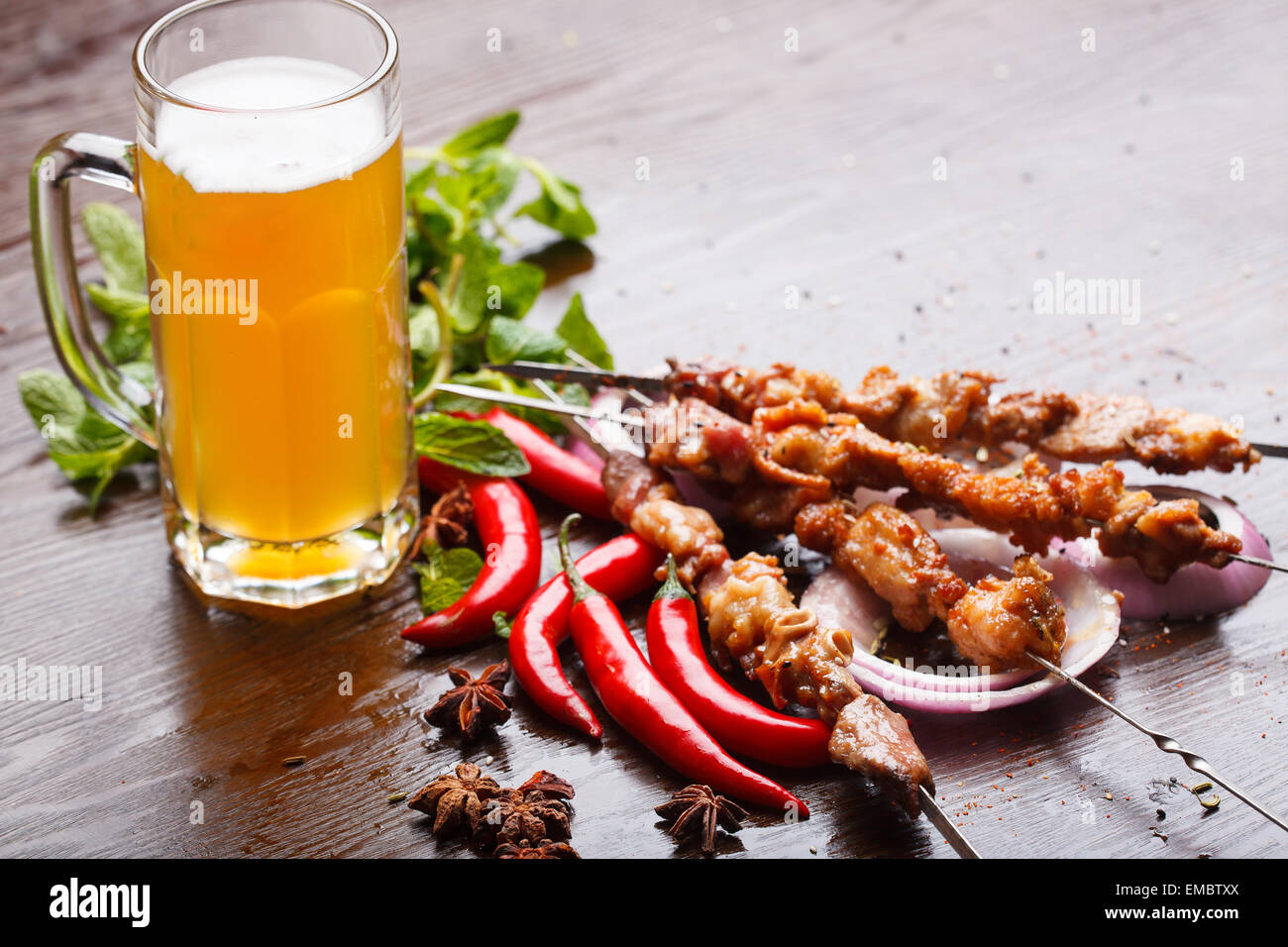 Comida china, cordero asado y cerveza Fotografía de stock - Alamy