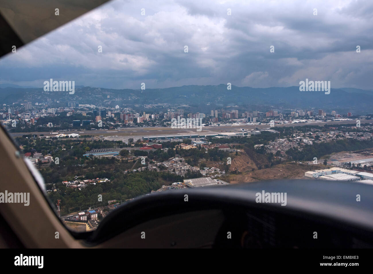 Aterrizando en el Aeropuerto Internacional La Aurora de Ciudad de Guatemala Foto de stock