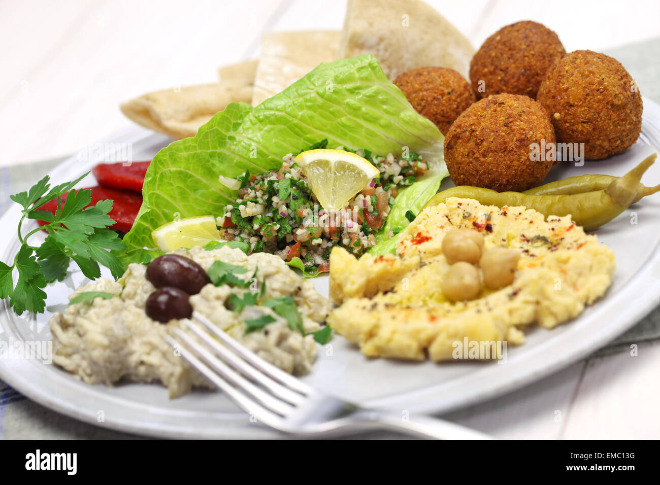 El hummus, falafel, baba ghanoush, tabbouleh y pita, cocina de oriente medio Foto de stock