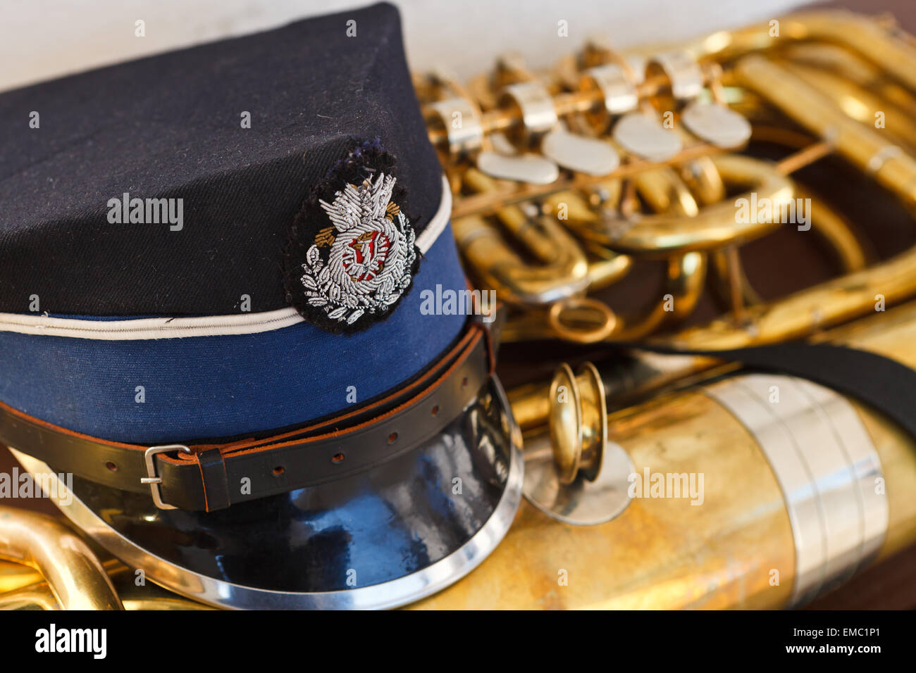 El músico llegó hat en trompeta Foto de stock