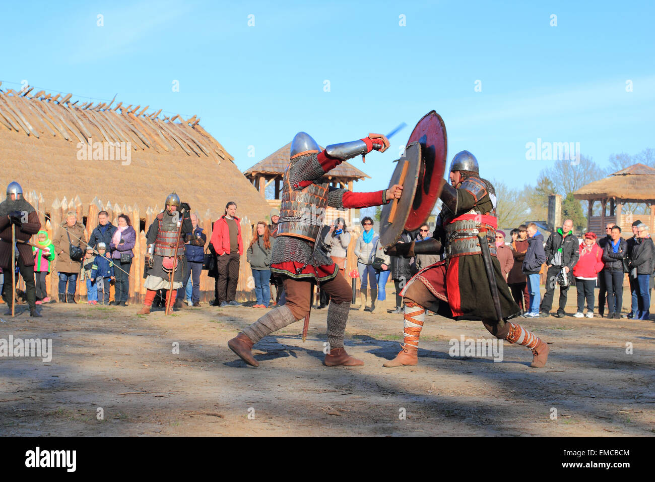 Los combates guerreros con espadas y pesadas ruedas actuando batalla en Slawutowo asentamiento. Región de Pomerania, Polonia. Foto de stock