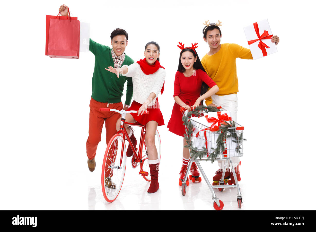 Hombres y mujeres jóvenes alegres compras de Navidad Foto de stock