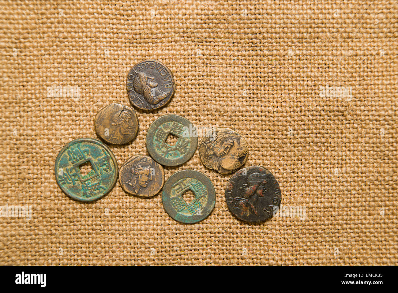 Monedas antiguas con los retratos de los emperadores son viejos saqueo Foto de stock
