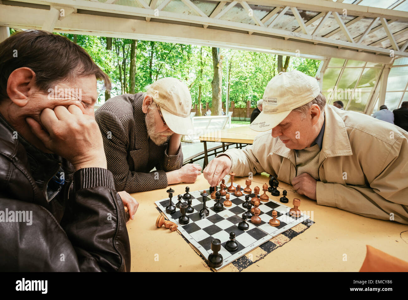 Jugar Al Ajedrez Divertido Juntos En Casa Con Amigo Y Afición Intelectual  Imagen de archivo - Imagen de sentada, amistad: 215944691