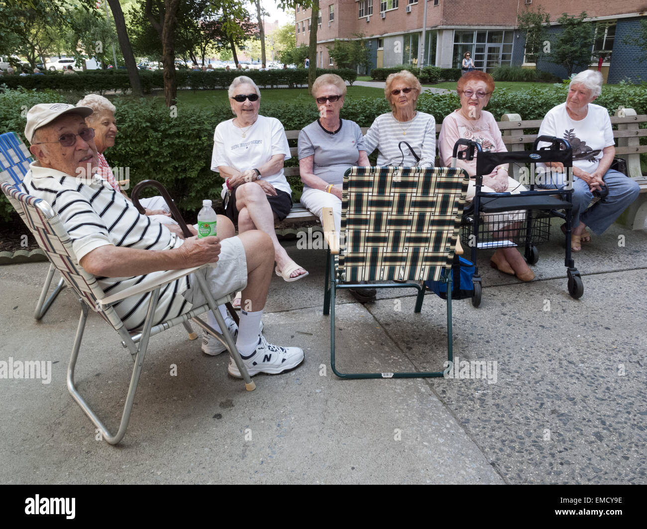 Los ancianos socializar en el patio del complejo de apartamentos Aldea Trump en Coney Island en Brooklyn, NY. Foto de stock