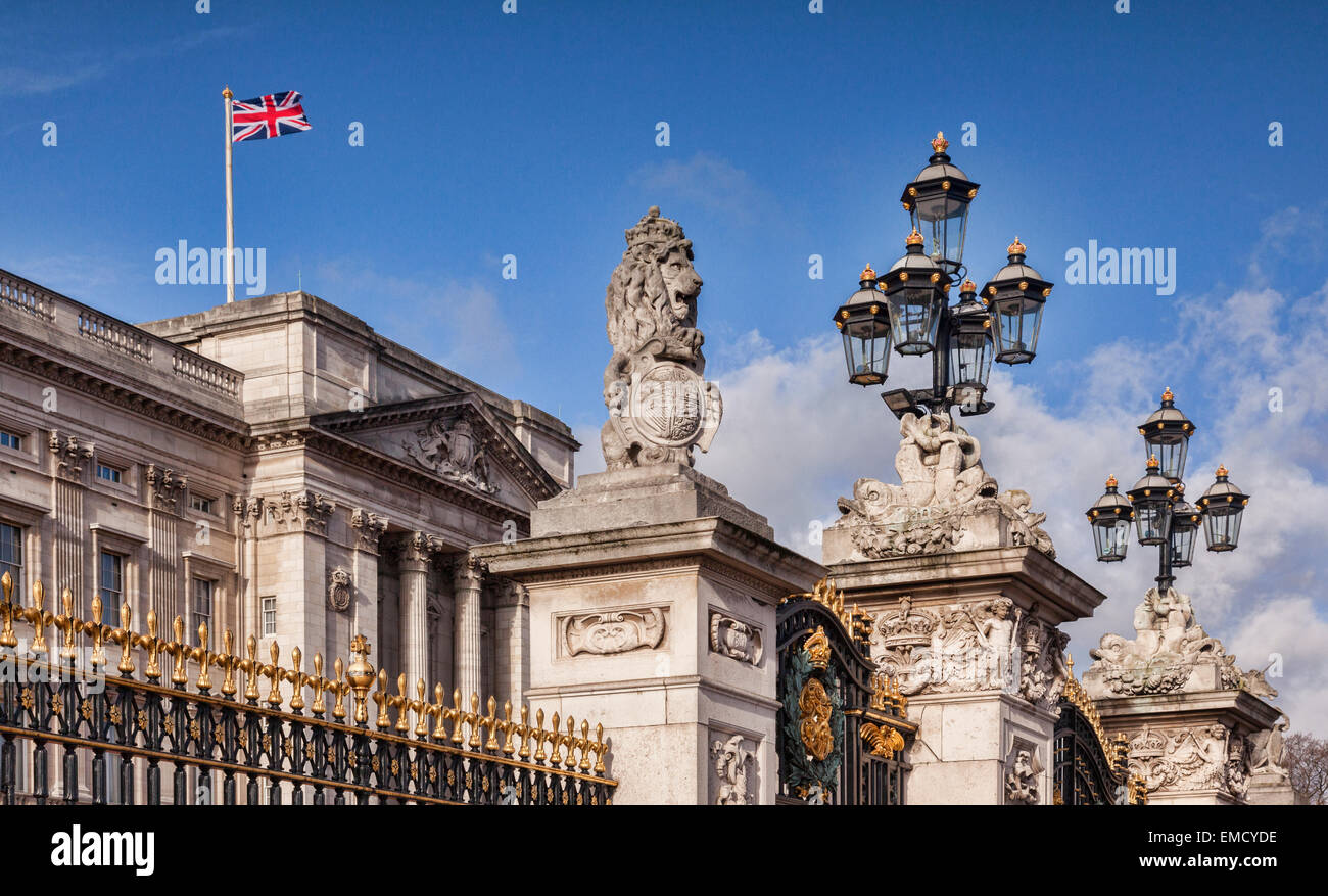 Las puertas del Palacio de Buckingham, en Londres. Foto de stock