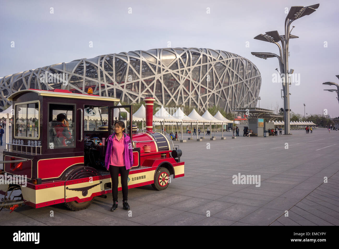 Un recorrido turístico en coche se detiene delante del estadio nacional de Pekín Foto de stock
