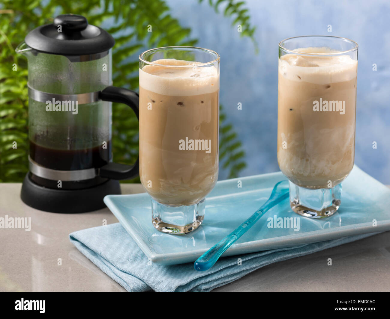 Los granos de café y cafetera (percolador) sobre una estera de bambú  Fotografía de stock - Alamy