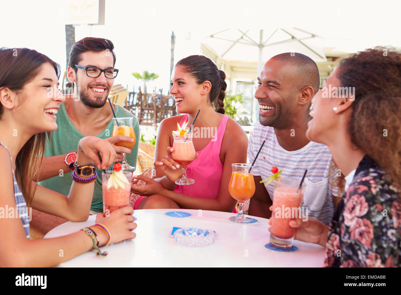 Un grupo de amigos, beber cócteles en el bar al aire libre Fotografía