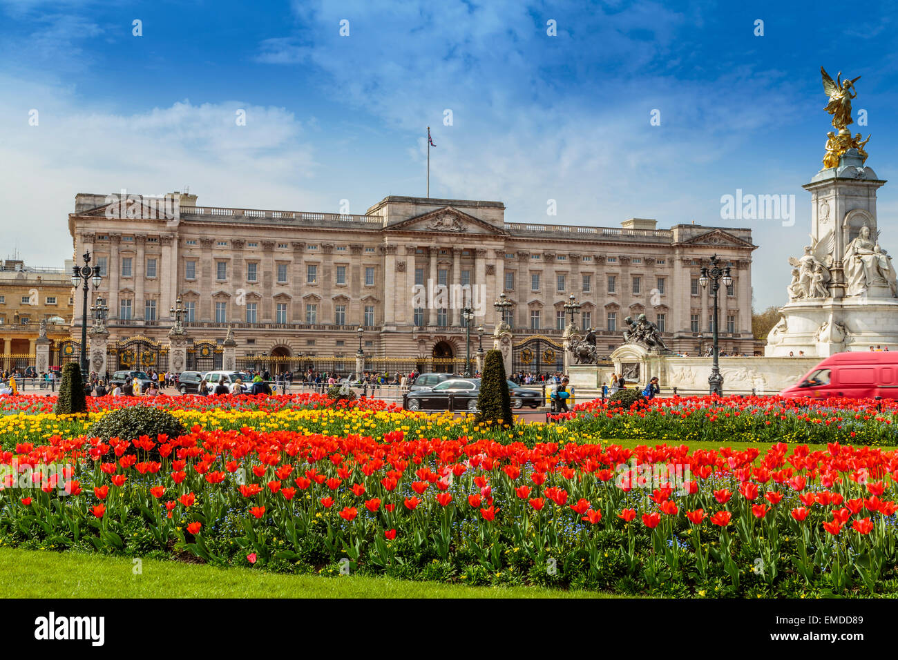 Una vista horizontal del Palacio de Buckingham, en el tiempo de primavera la ciudad de Westminster, Londres, Gran Bretaña. Foto de stock