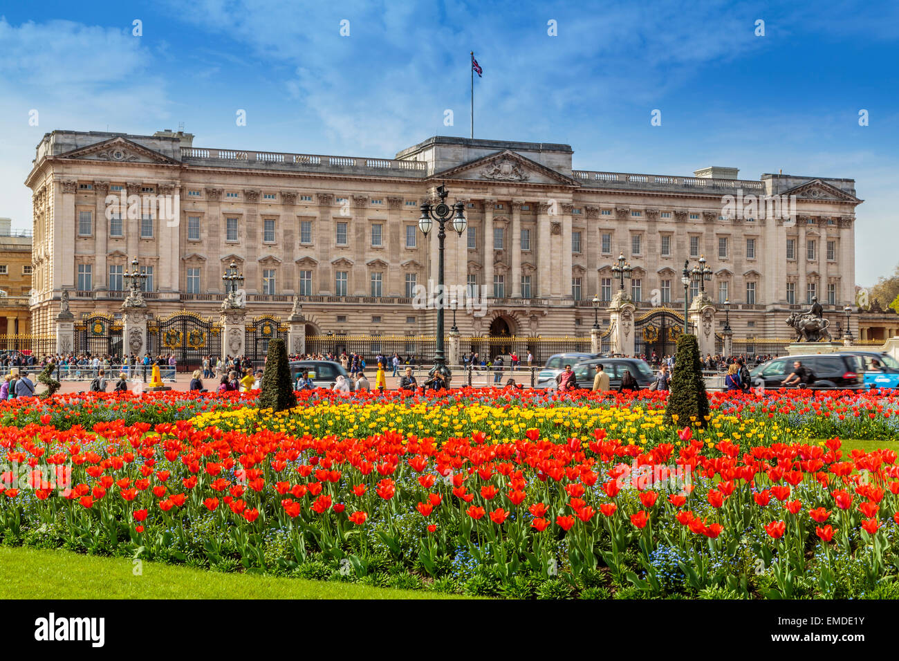 Una vista horizontal del Palacio de Buckingham, en el tiempo de primavera la ciudad de Westminster, Londres, Gran Bretaña. Foto de stock