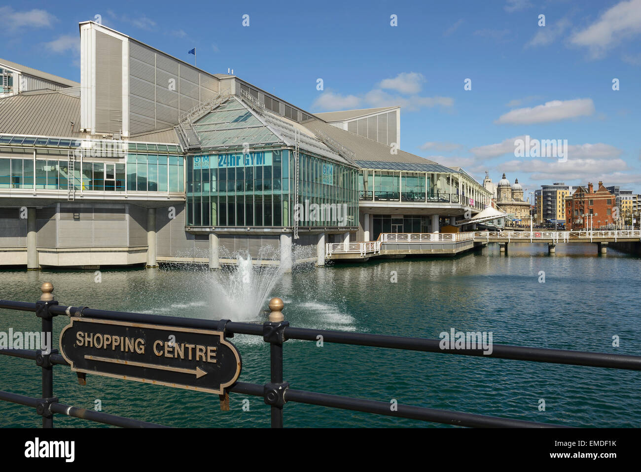 El Princes Quay Shopping Centre con vistas a Princes Dock en Hull city centre UK Foto de stock