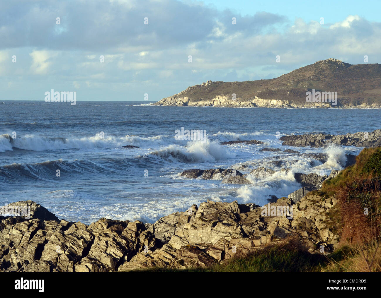 North Devon View Morte Punto de Woolacombe con olas y cielos azules Foto de stock